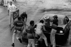 Swede in the pits and the crew getting busy
