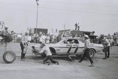 Sam Posey getting some new tires to get back it.
